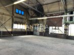 Helle, gepflegte Büroflächen und flexible Produktions- und Lagerhalle im Mannheimer Industriehafen - Empore mit Lastenaufzug