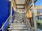 Attraktive Büro- und Ausstellungsfläche mit renovierter Halle in guter Infrastruktur - Treppenaufgang