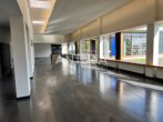 Attraktive Büro- und Ausstellungsfläche mit renovierter Halle in guter Infrastruktur - Empfangsbereich