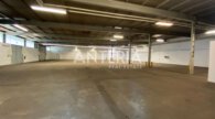 Tageslicht-Lagerhalle mit optimaler Verkehrsanbindung - Innenansicht